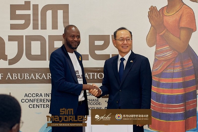 • Mr Park Kyongsig (right) with Latif Abubakar