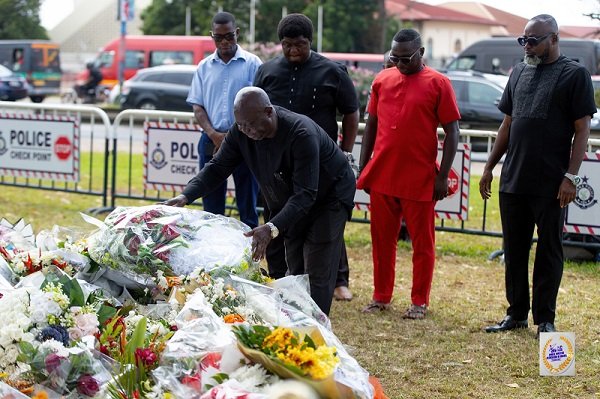 • SWAG President Kwabena Yeboah lays a wreath while some members look on
