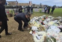 Mr. Mahesh Mahtani (left) and Mr Ganesh Y. Phadale laying a wreath in memory of the victims