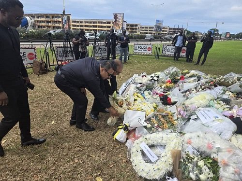 Mr. Mahesh Mahtani (left) and Mr Ganesh Y. Phadale laying a wreath in memory of the victims