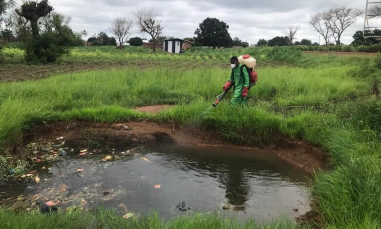 • Personnel from Zoomlion spraying the area to prevent breeding mosquitoes