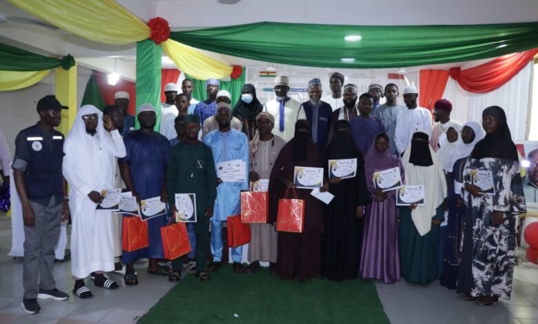 • The contestants with their certificates