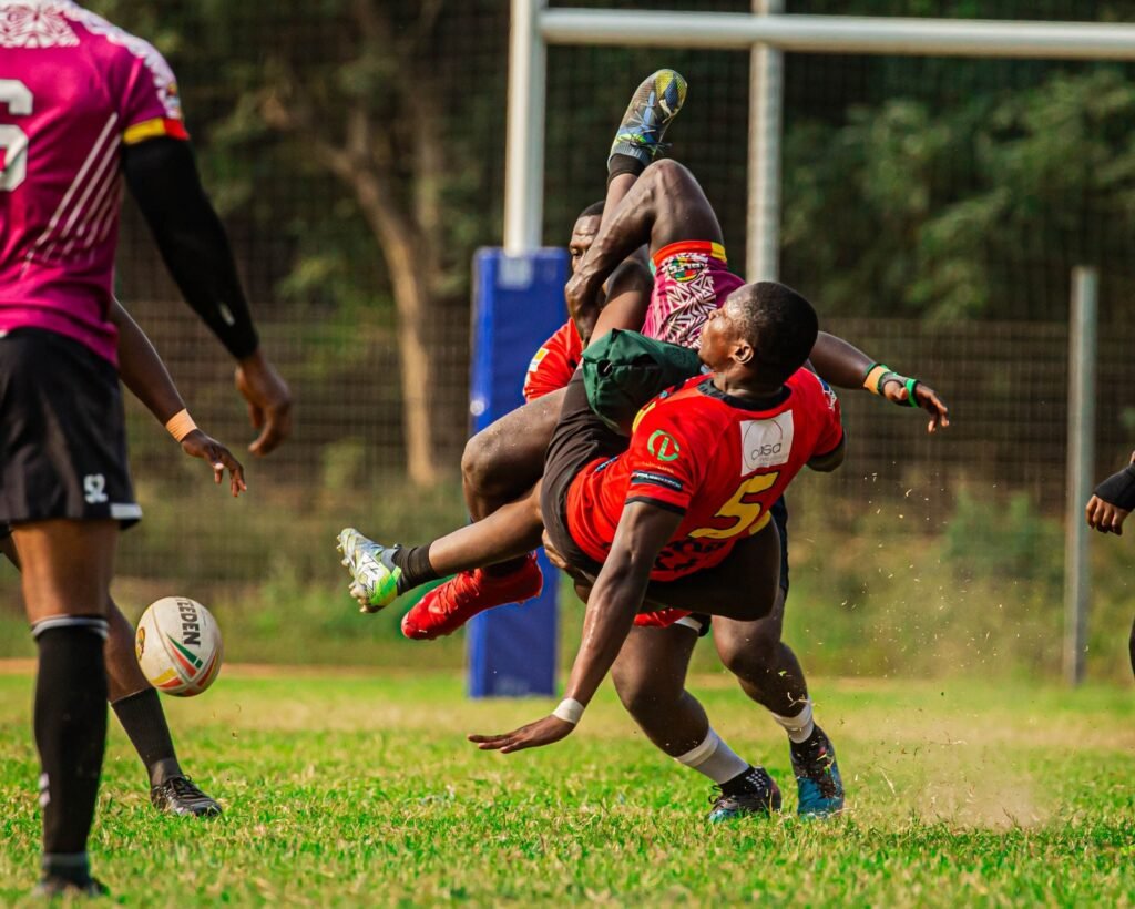 Emmanuel Amoah Acheampong tackle Martin Buaben (Red)