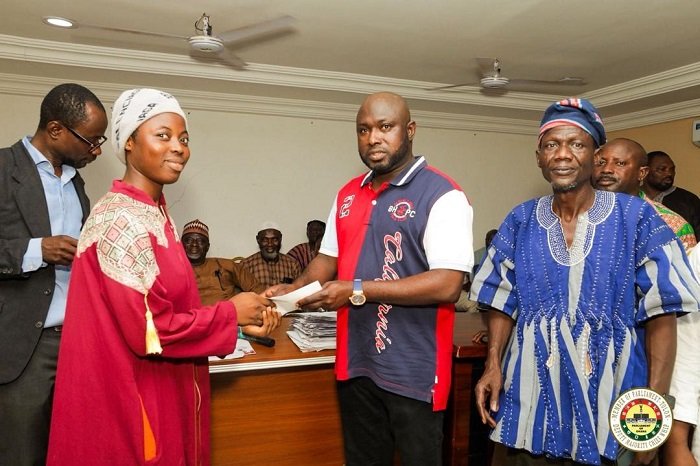 Miss Rukaya Yahaya receiving her support from Alhaji Habib Iddrisu