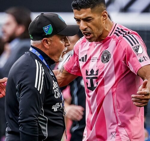 Suárez in a confrontation with Seattle Sounders coaching staff member