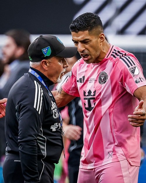 Suárez in a confrontation with Seattle Sounders coaching staff member