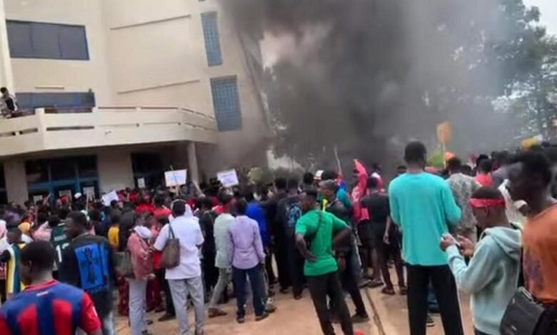 • Students burning lorry tires during the demonstration at the University