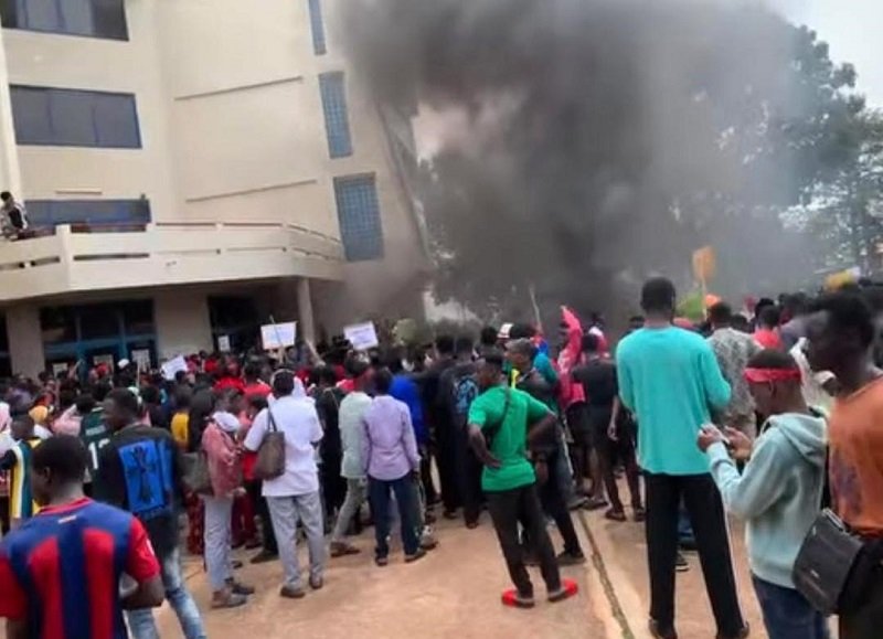 • Students burning lorry tires during the demonstration at the University