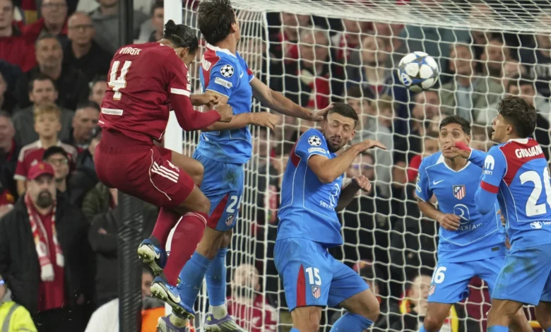 • Virgil van Dijk(left)heads home the third goal during the game between Liverpool and Atletico Madrid