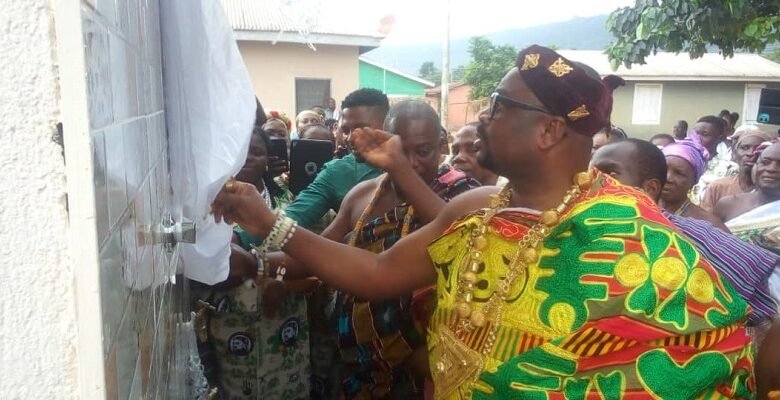 The Overlord of Akoefe Traditional Area, and the Chief of Akoefe Tokor, Gligbafia Togbe Kakla Akoe Dosor inaugurating the water facility