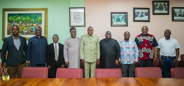 • Dr Ofosu-Ampofo (middel) with some members of the committees