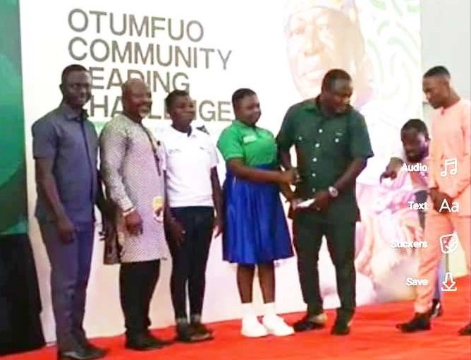 • Alhaji Sedik (second right) presenting Gh¢5,000 cash award to Miss Kokor (fourth left)