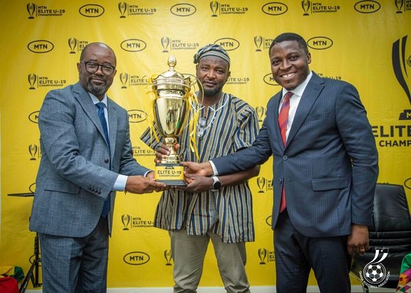 • Mr Okraku (left) is joined by chairman of the National Juvenile Committee, Mr Joe Salam Abubakar, and Mr Agbana to unveil the trophy for the championship