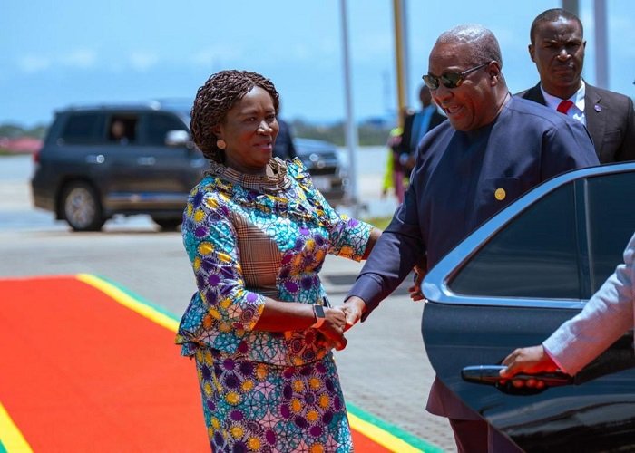 Vice President Opoku-Agyemang welcoming President Mahama from China