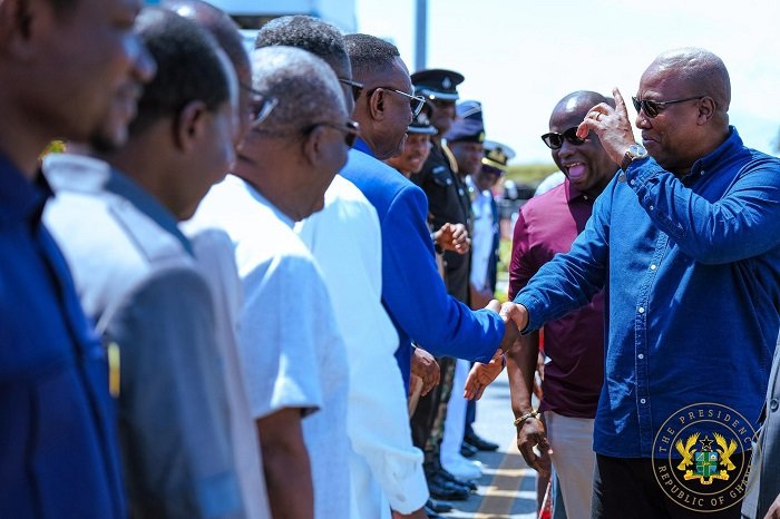 President Mahama exchanging plesantaries with dignitaries on arrival in Takoradi