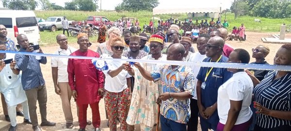 • Dignitaries cutting the tape to launch the project