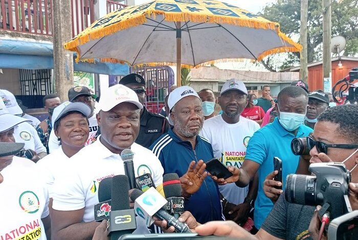 • Mr Ahmed Ibrahim addressing participants. On his left is Nii Welentsi III