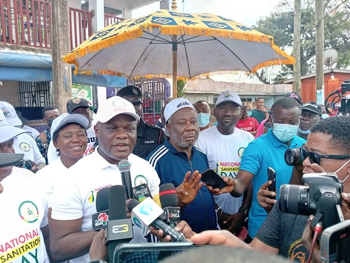 • Mr Ahmed Ibrahim addressing participants. On his left is Nii Welentsi III