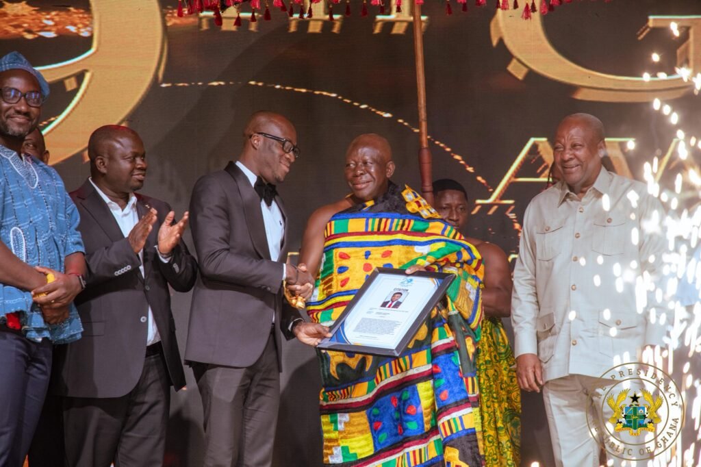 A colleague reporter receiving the overall journalist of the year award on behalf of Godwin Asediba from Asantehene, Otumfuo Osei Tutu II. Looking on is President Mahama