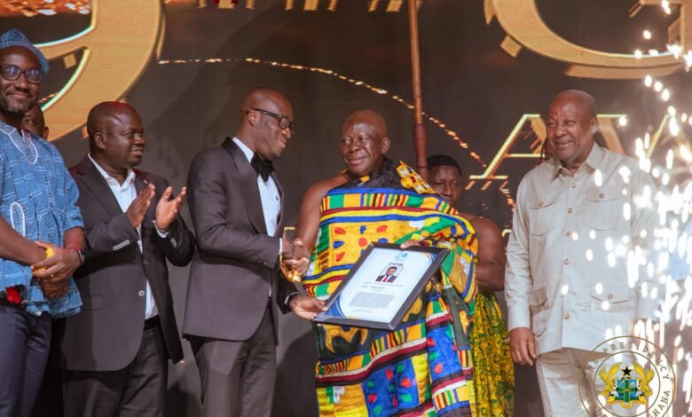 A colleague reporter receiving the overall journalist of the year award on behalf of Godwin Asediba from Asantehene, Otumfuo Osei Tutu II. Looking on is President Mahama