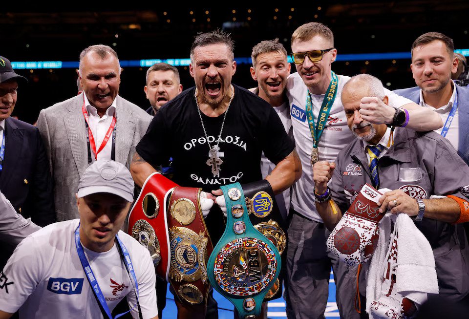 Oleksandr Usyk celebrates winning his fight against Daniel Dubois