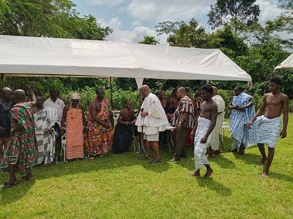 • Okotwareasou Agyekum III (in white) exchanging pleasantries with council members