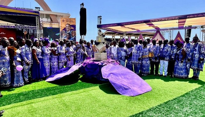 • Bishop N. A. Tackie-Yarboi (middle with microphone) and some leadership of the church cutting the anniversary cake