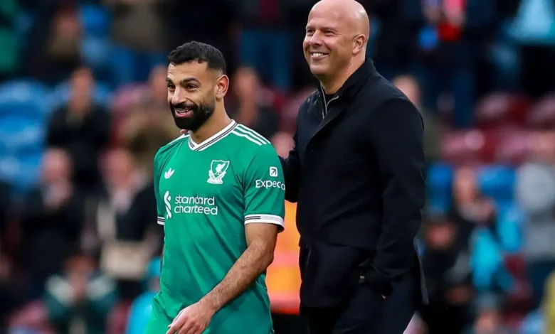 Arne Slot (right) witth Mohamed Salah