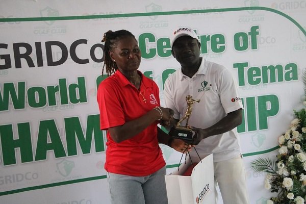 Catherine Fabbi (left) receiving the ladies division prize