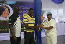 • Francis Amuzu (middle) receiving his prize from Mona Captan