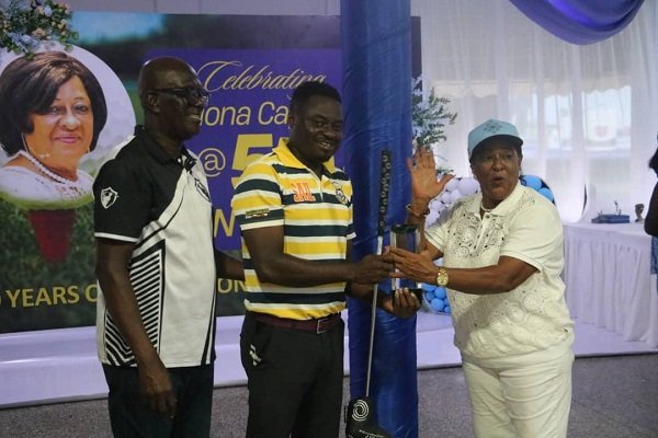 • Francis Amuzu (middle) receiving his prize from Mona Captan