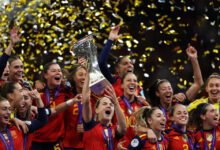 Irene Paredes lifts the trophy as she celebrates with her teammates.