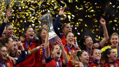 Irene Paredes lifts the trophy as she celebrates with her teammates.