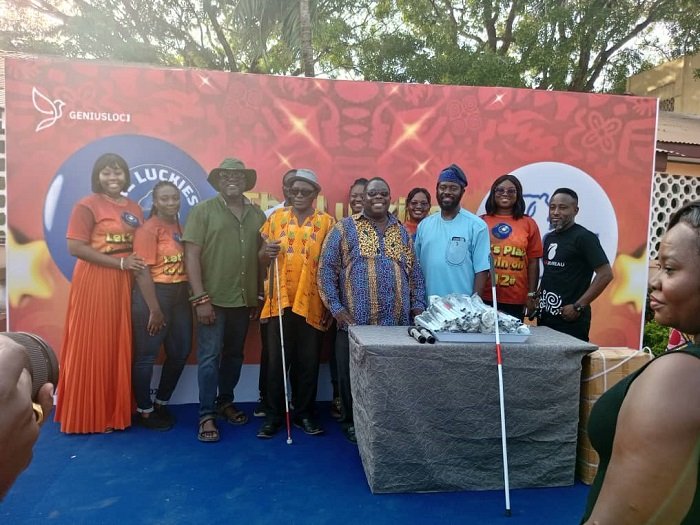 • Mr Dennis Adutwum(third from right),Dr Peter Obeng-Asamoa(fourth from right) with the luckiest team at the event