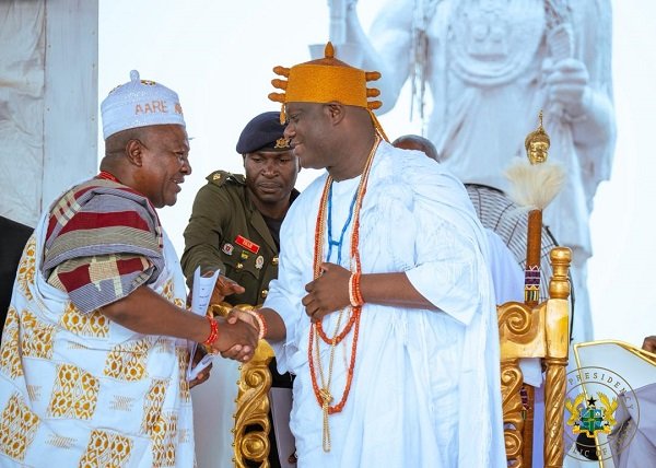 • President Mahama (left) exchanging greetings with His Majesty Oba Adeyeye Enitan Ogunwusi