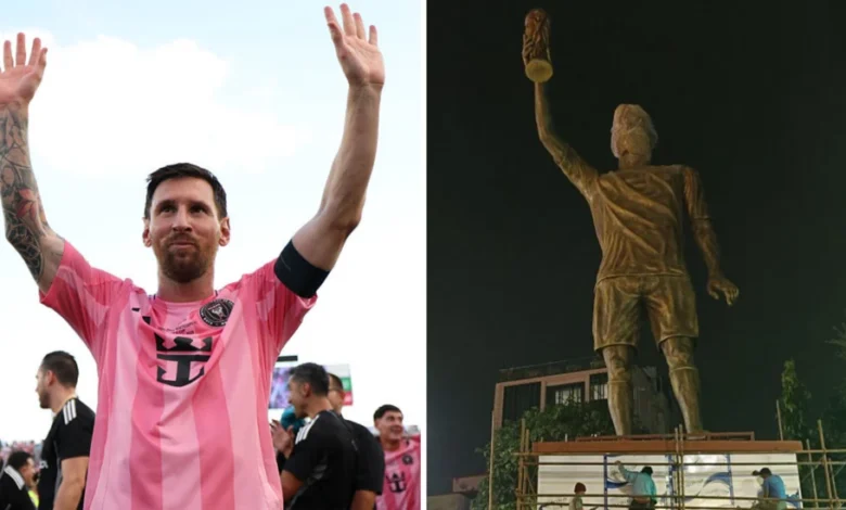 • Messi (right) with the statue to be unveiled