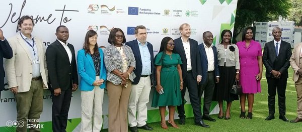• Mrs Arthur (4th from left), Dr Jahn (4th from right) with other dignitaries in the programme