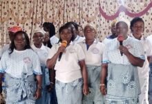 The women singing to the glory of God