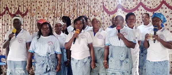 The women singing to the glory of God