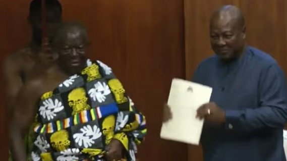 • President Mahama (right) with Otumfuo Osei Tutu after receiving the report