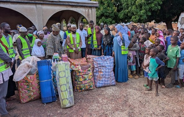 Officials of Sadaqat Train donating items to Tambokurugu community