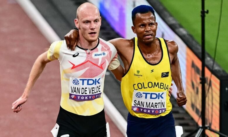 Van de Velde and San Martín cross the finish together, arm in arm