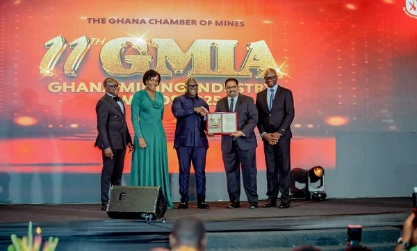 • Mr Kumar (second from right) receiving the award on behalf of his company, with him are other officials of the company