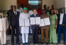 Ambassador Yoshimoto Hiroshi with beneficiaries