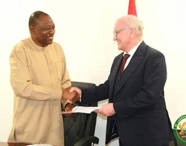 • Dr Abdul-Rashid Pelpuo (left) with Prof. Dr Rolf J. Eichhor