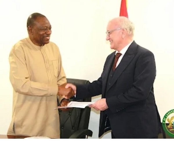 • Dr Abdul-Rashid Pelpuo (left) with Prof. Dr Rolf J. Eichhor