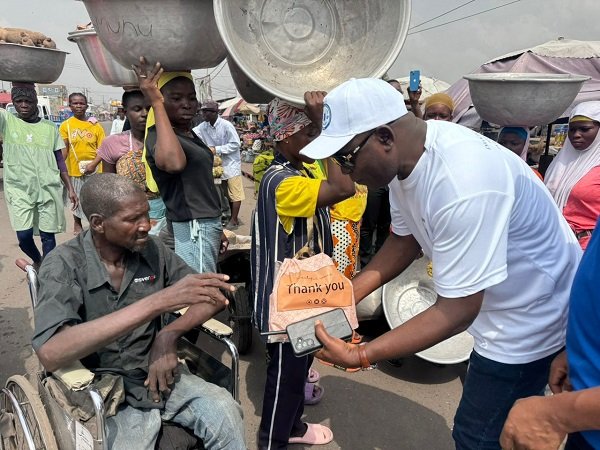 Mr Wunborti giving food package to a vulnerable man