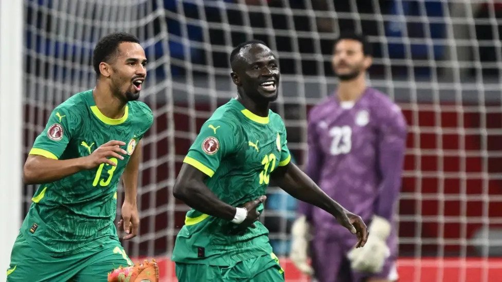 Sadio Mane joined by Iliman Ndiaye to celebrate his goal