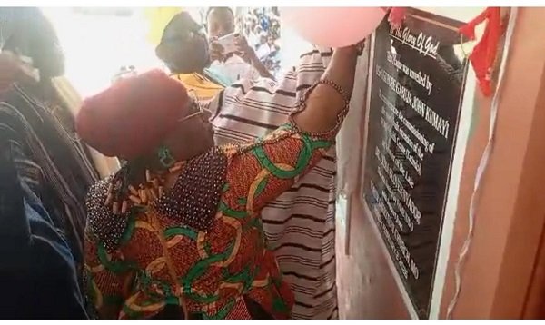 Mrs Mary Tagba unveiling the plaque to inaugurate the facility