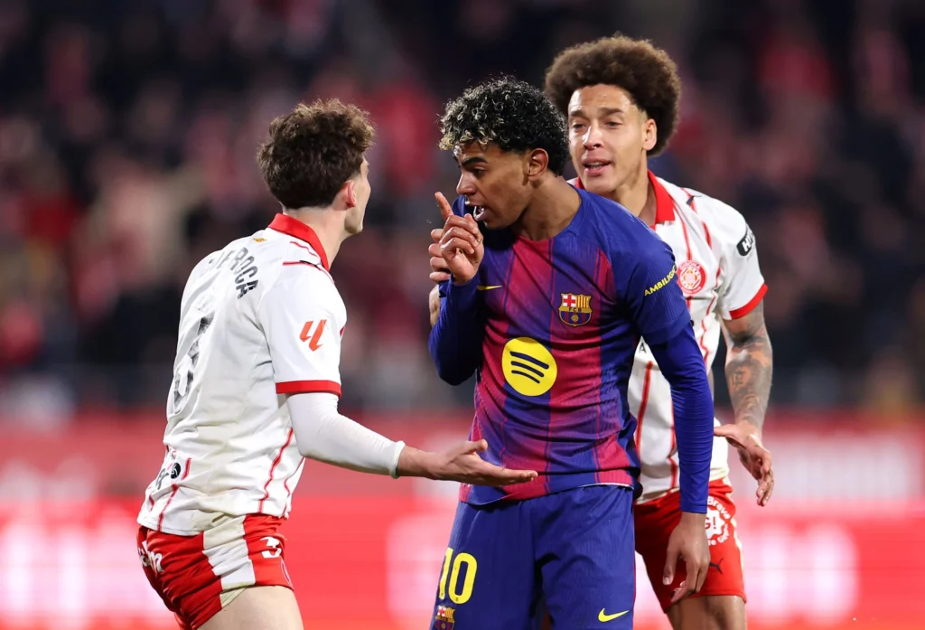 Lamine Yamal (center) in an altercation with Girona players during the game